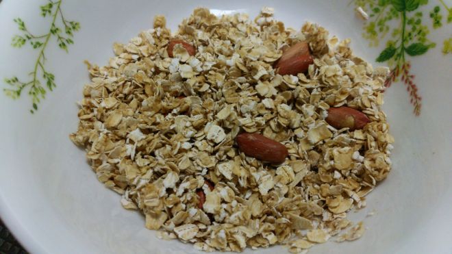 ピーナッツとめんつゆをかけたオートミール