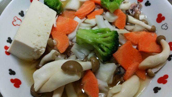 加熱前の野菜スープの材料