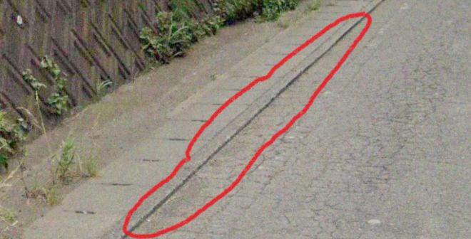 道路の小さな段差や溝