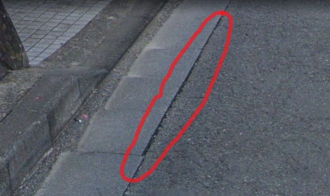 道路の小さな段差や溝