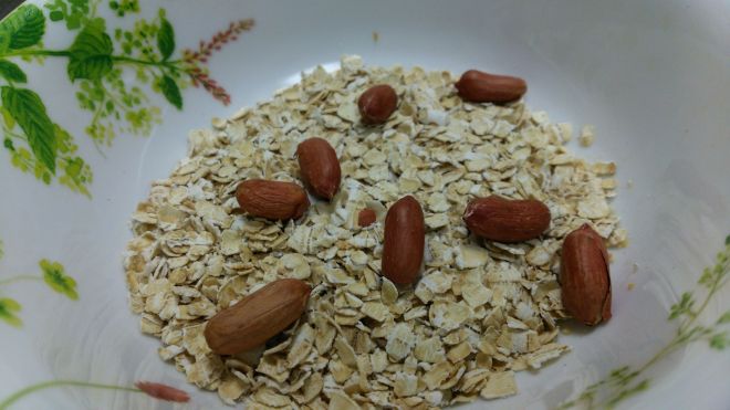 ピーナッツをのせたオートミール